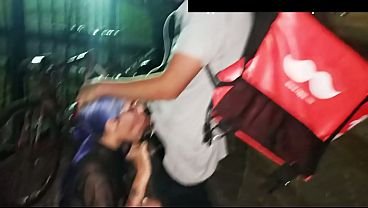 Repartiendo mamadas a desconocidos
