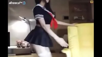 asiatica bailando