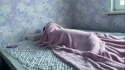 Stepdaughter sneaked into the stepfather’s bed and had sex with him